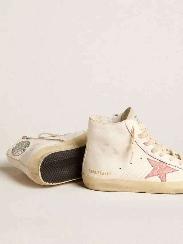 Francy en napa color crema con estrella de cuero con estampado de cocodrilo rosa