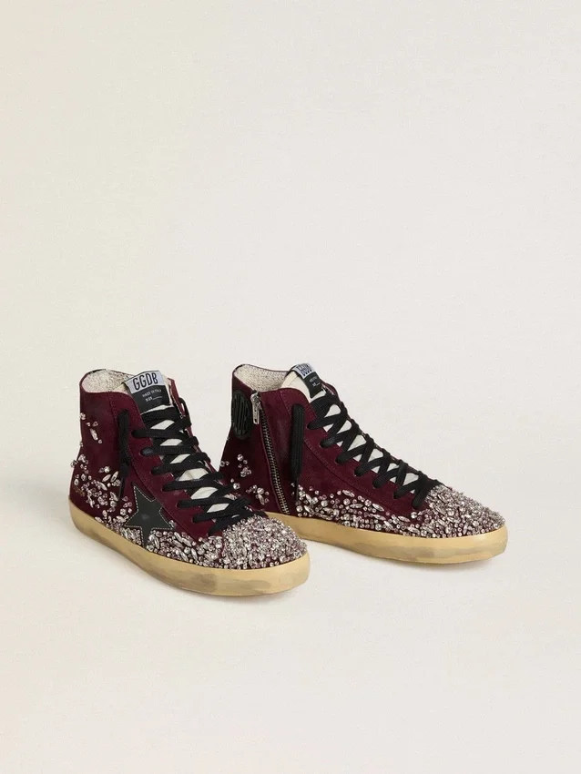 Francy LAB para mujer en gamuza color burdeos con estrella de cuero negro brillante y pedrería