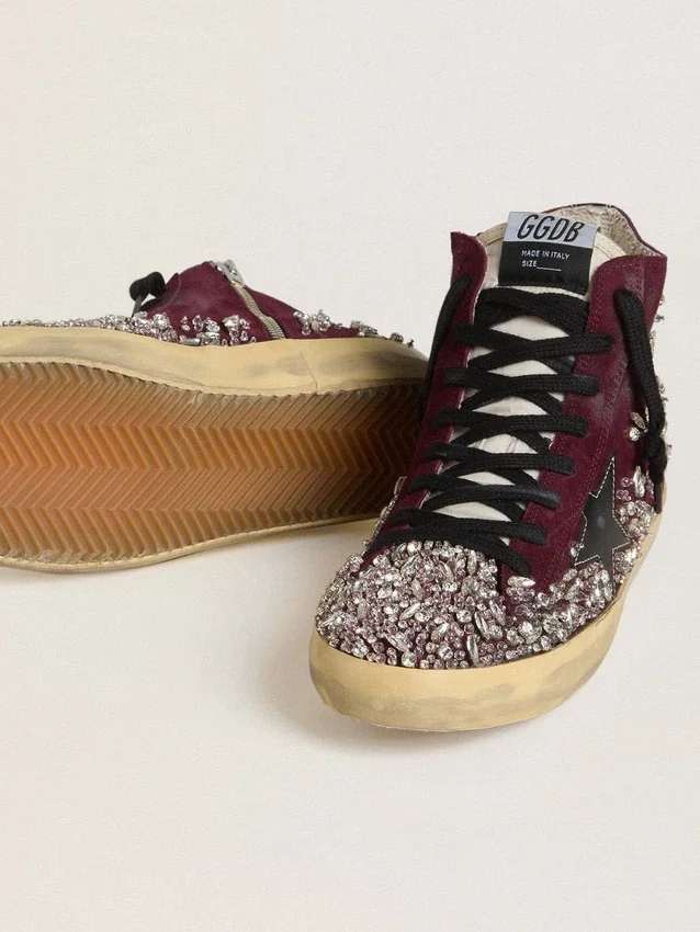 Francy LAB para mujer en gamuza color burdeos con estrella de cuero negro brillante y pedrería