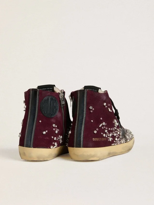 Francy LAB para mujer en gamuza color burdeos con estrella de cuero negro brillante y pedrería