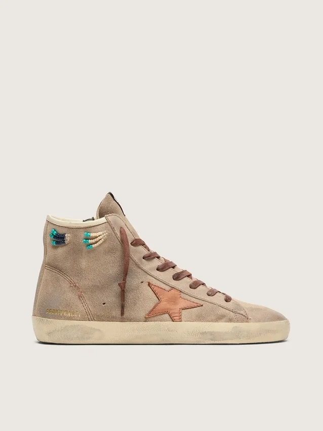 Francy para hombre en gamuza beige con estrella de cuero marrón y cuentas de colores