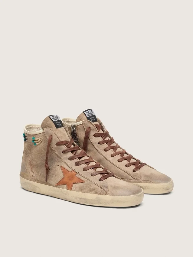 Francy para hombre en gamuza beige con estrella de cuero marrón y cuentas de colores