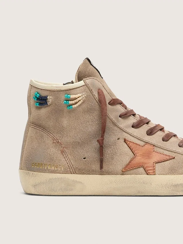 Francy para hombre en gamuza beige con estrella de cuero marrón y cuentas de colores