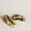 Francy Penstar en brillo dorado con estrella de cuero blanco