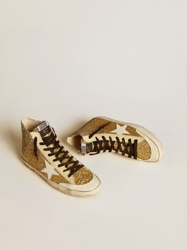 Francy Penstar en brillo dorado con estrella de cuero blanco