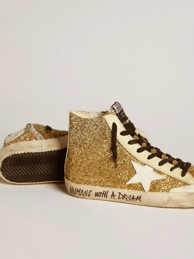 Francy Penstar en brillo dorado con estrella de cuero blanco