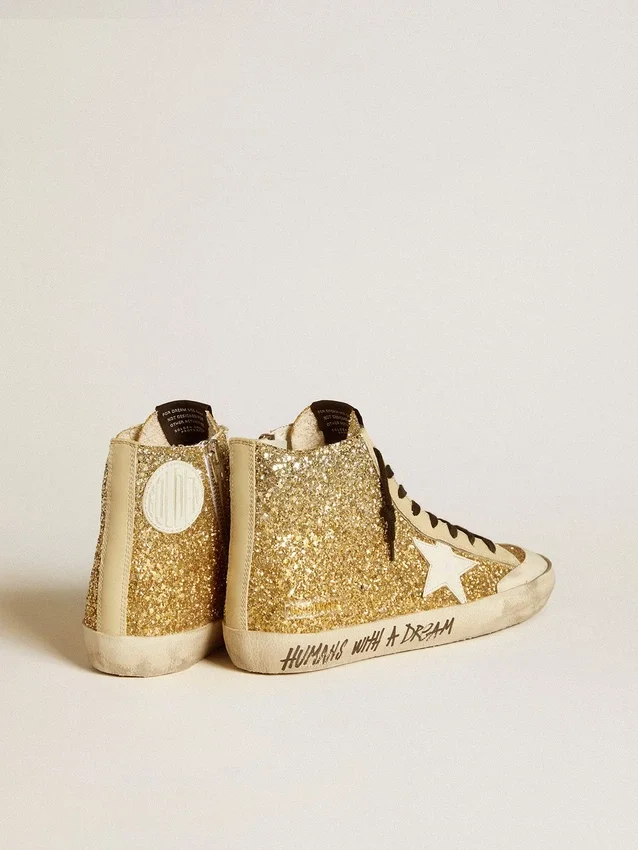 Francy Penstar en brillo dorado con estrella de cuero blanco