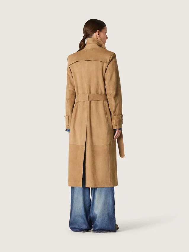 Gabardina de mujer con cinturón en gamuza color arena