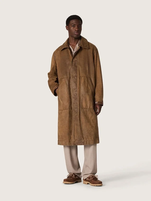 Gabardina unisex en sarga encerada marrón con detalles de cuero