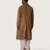 Gabardina unisex en sarga encerada marrón con detalles de cuero