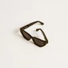 Gafas de sol de estilo rectangular con marco y lentes negros