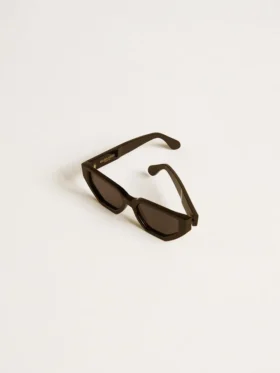 Gafas de sol de estilo rectangular con marco y lentes negros