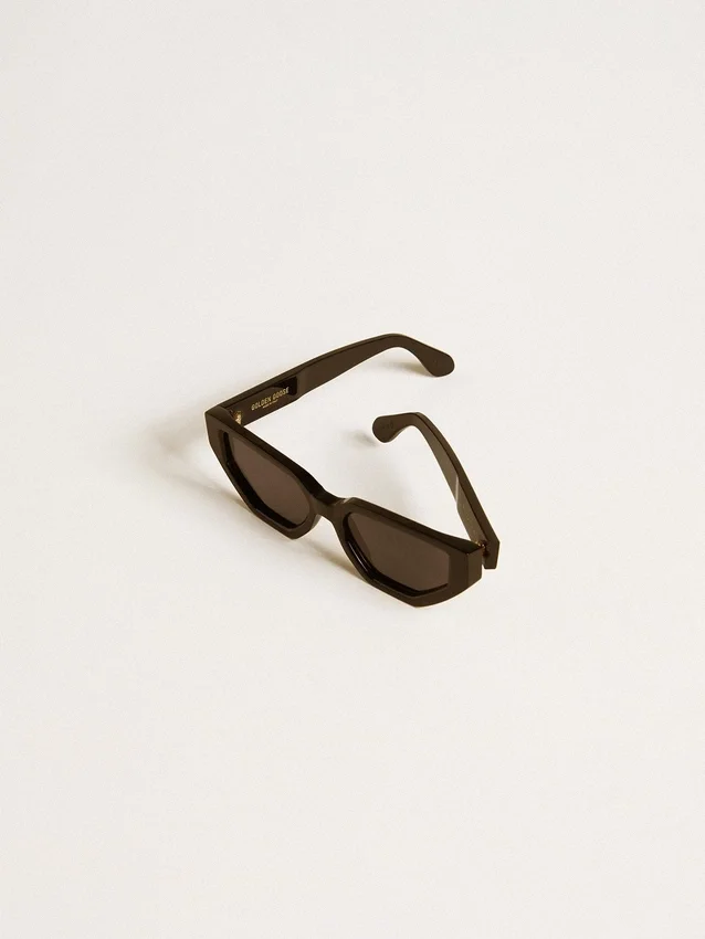 Gafas de sol de estilo rectangular con marco y lentes negros