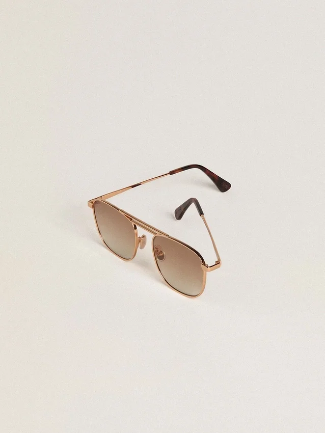 Gafas de sol estilo aviador con marco dorado y lentes beige