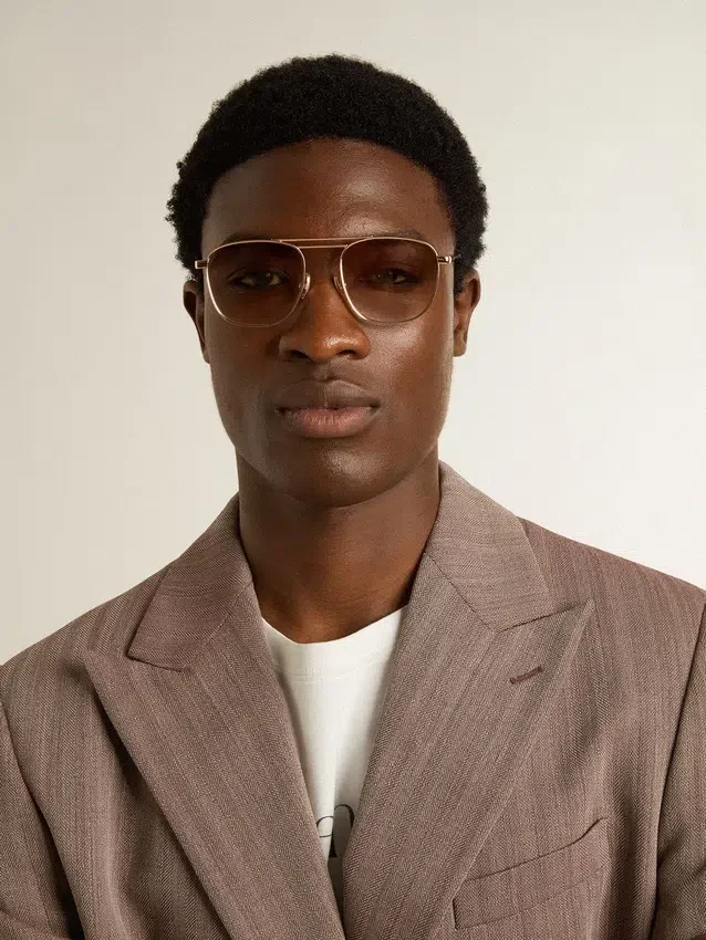 Gafas de sol estilo aviador con marco dorado y lentes beige