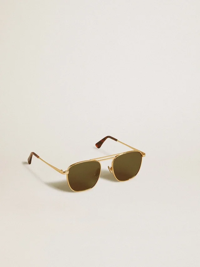 Gafas de sol estilo aviador con marco dorado y lentes verdes