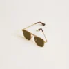 Gafas de sol estilo aviador con marco dorado y lentes verdes