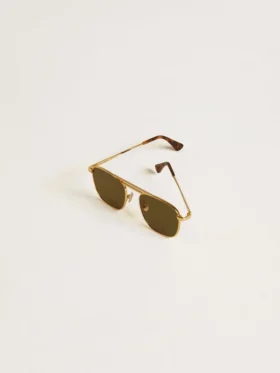 Gafas de sol estilo aviador con marco dorado y lentes verdes
