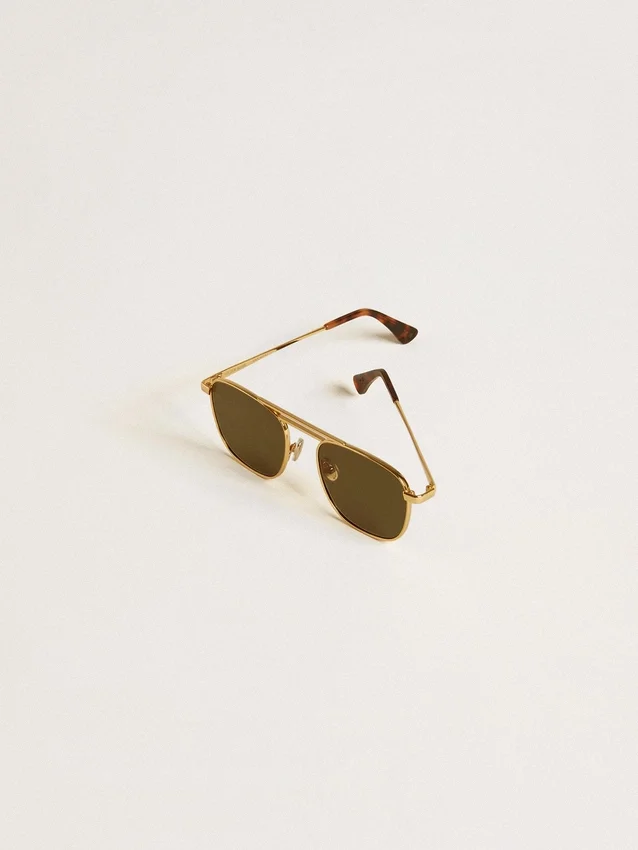 Gafas de sol estilo aviador con marco dorado y lentes verdes