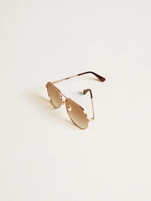 Gafas de sol estilo aviador con marco en oro rosa y lentes color miel