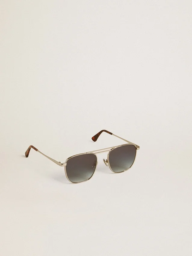 Gafas de sol estilo aviador con marco plateado y lentes azules