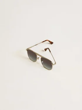 Gafas de sol estilo aviador con marco plateado y lentes azules