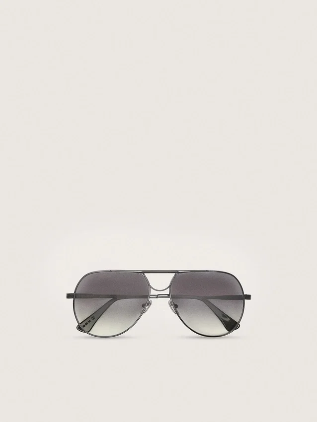 Gafas de sol estilo aviador con montura color metal y lentes grises