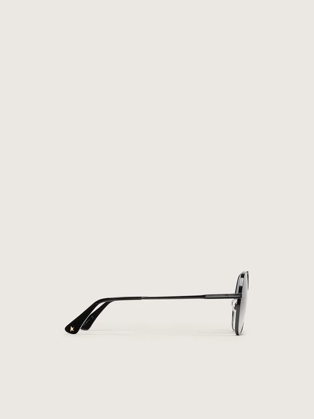 Gafas de sol estilo aviador con montura color metal y lentes grises