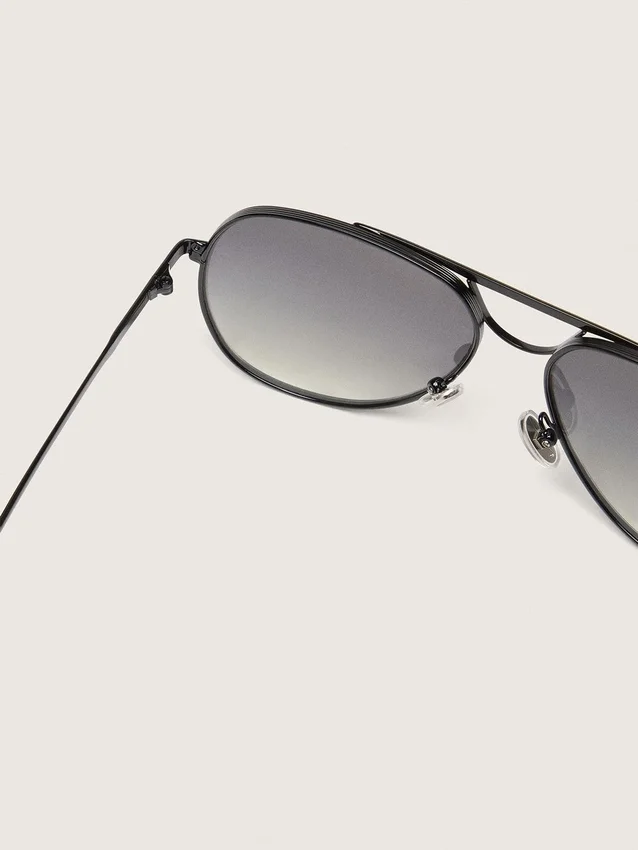 Gafas de sol estilo aviador con montura color metal y lentes grises