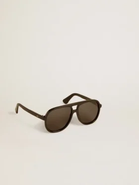 Gafas de sol estilo aviador con montura y lentes negras