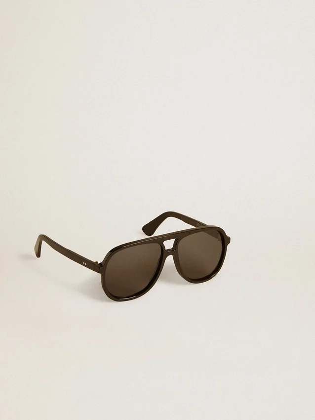 Gafas de sol estilo aviador con montura y lentes negras