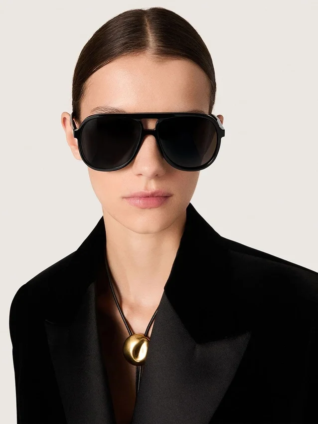 Gafas de sol estilo aviador con montura y lentes negras