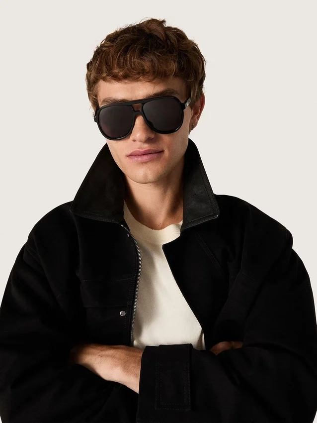 Gafas de sol estilo aviador con montura y lentes negras