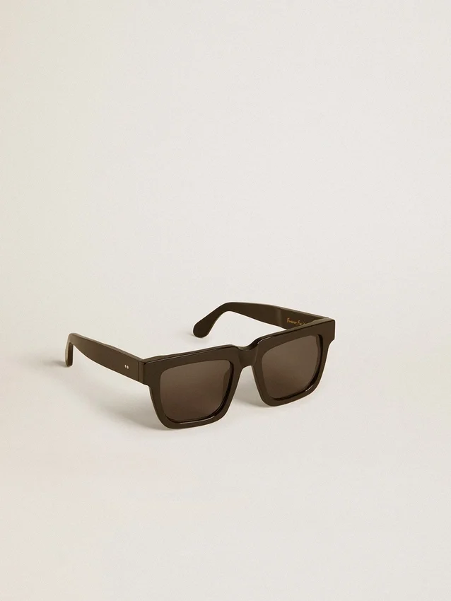 Gafas de sol Jamie de estilo cuadrado con marco negro y logotipo dorado
