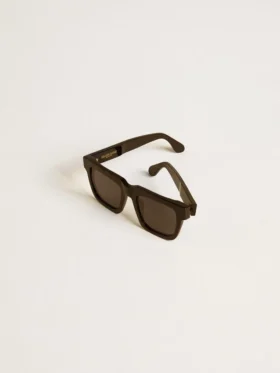 Gafas de sol Jamie de estilo cuadrado con marco negro y logotipo dorado