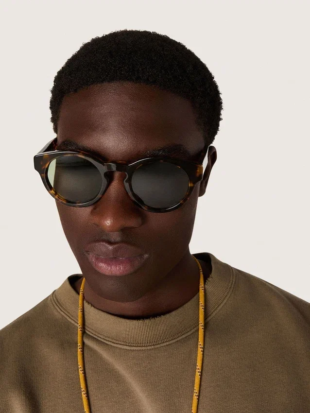 Gafas de sol Panthos de estilo cuadrado con montura color marrón habana y lentes verdes