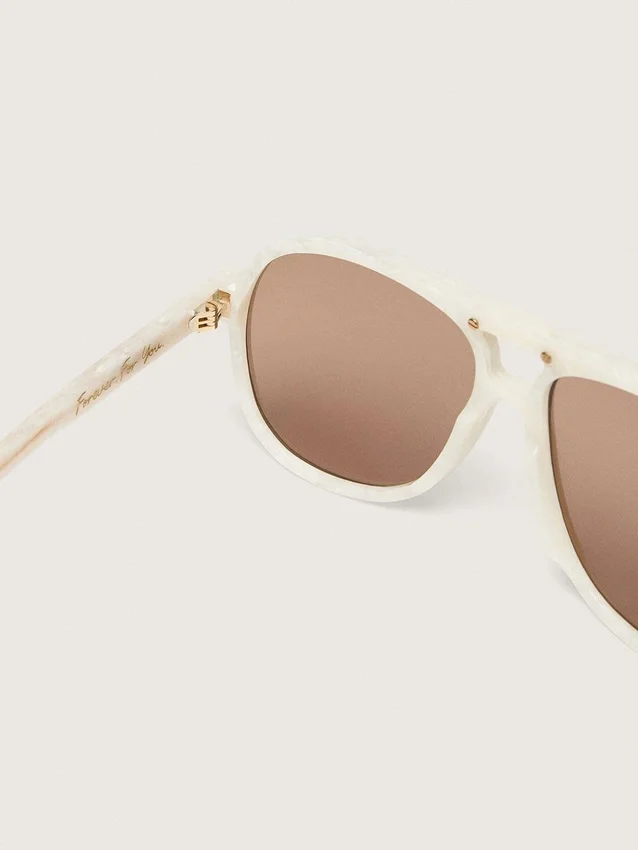 Gafas de sol tipo aviador Charlie con montura blanco perla y lentes doradas