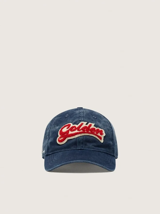 Gorra de béisbol azul denim con parche «Golden» de felpa roja y blanca