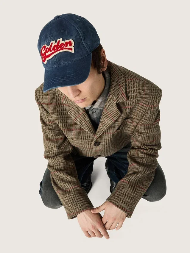 Gorra de béisbol azul denim con parche «Golden» de felpa roja y blanca