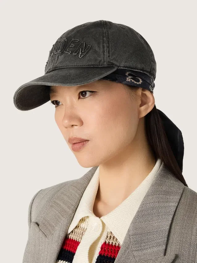 Gorra de béisbol color antracita con parche «Golden» tono sobre tono