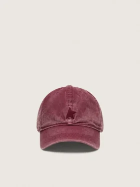 Gorra de béisbol color burdeos con estrella bordada tono sobre tono