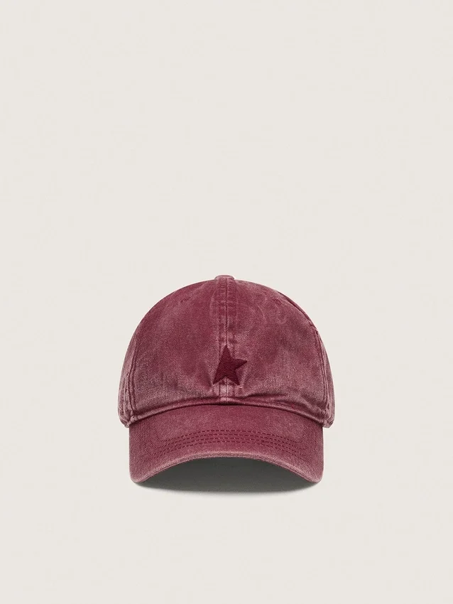 Gorra de béisbol color burdeos con estrella bordada tono sobre tono