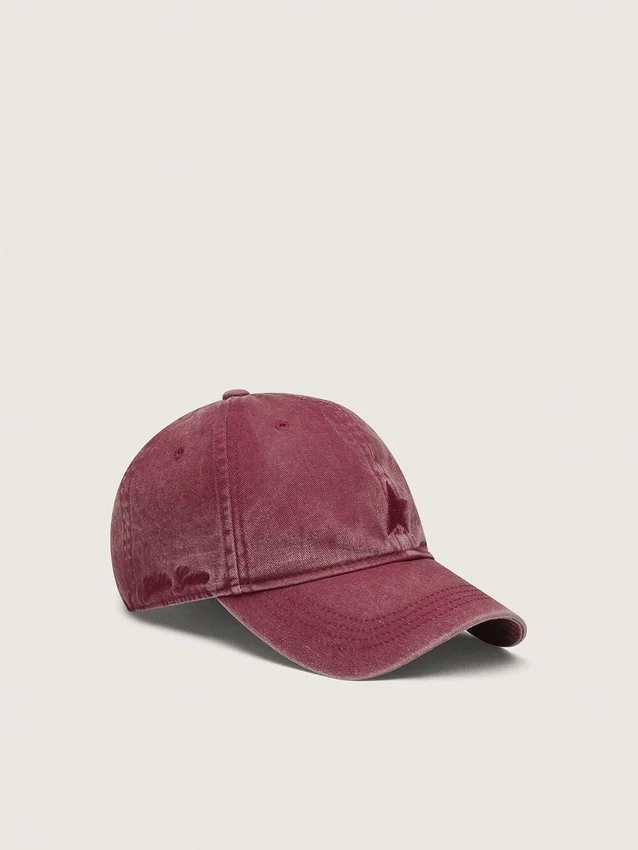 Gorra de béisbol color burdeos con estrella bordada tono sobre tono