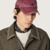 Gorra de béisbol color burdeos con estrella bordada tono sobre tono