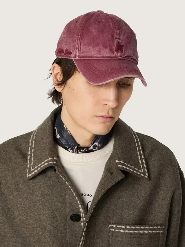 Gorra de béisbol color burdeos con estrella bordada tono sobre tono