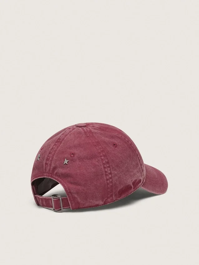 Gorra de béisbol color burdeos con estrella bordada tono sobre tono