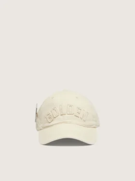 Gorra de béisbol color crema con parche «dorado» tono sobre tono y un pin de estrella verde