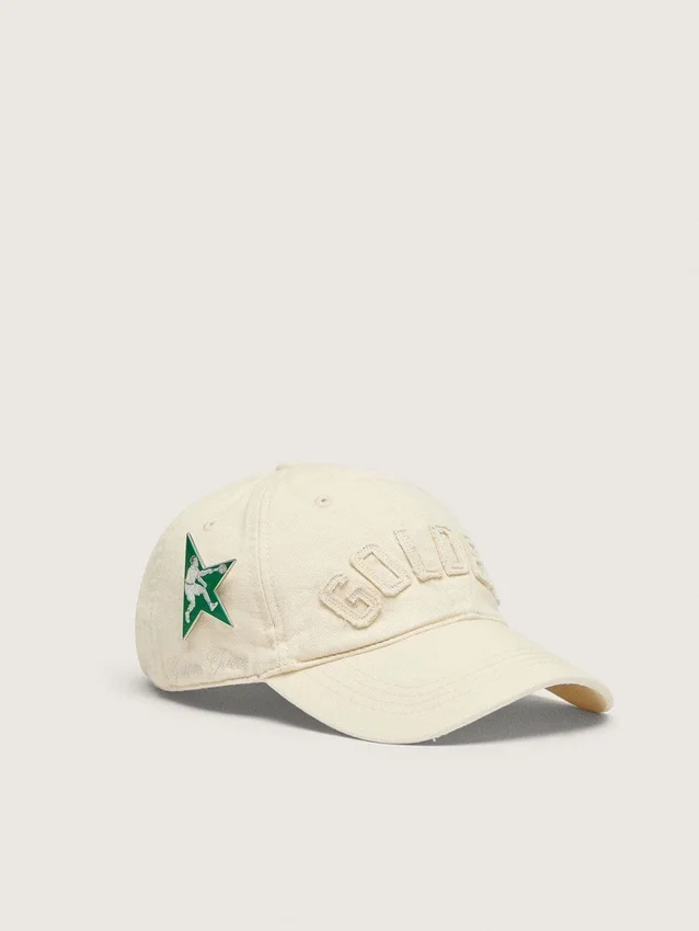 Gorra de béisbol color crema con parche «dorado» tono sobre tono y un pin de estrella verde