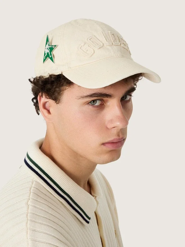 Gorra de béisbol color crema con parche «dorado» tono sobre tono y un pin de estrella verde
