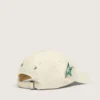 Gorra de béisbol color crema con parche «dorado» tono sobre tono y un pin de estrella verde
